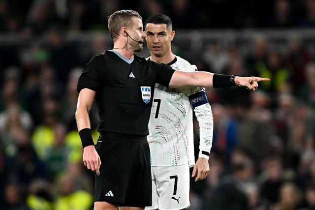 包含C罗爆冷击败巴塞罗那，回归赛场引爆全场！的词条